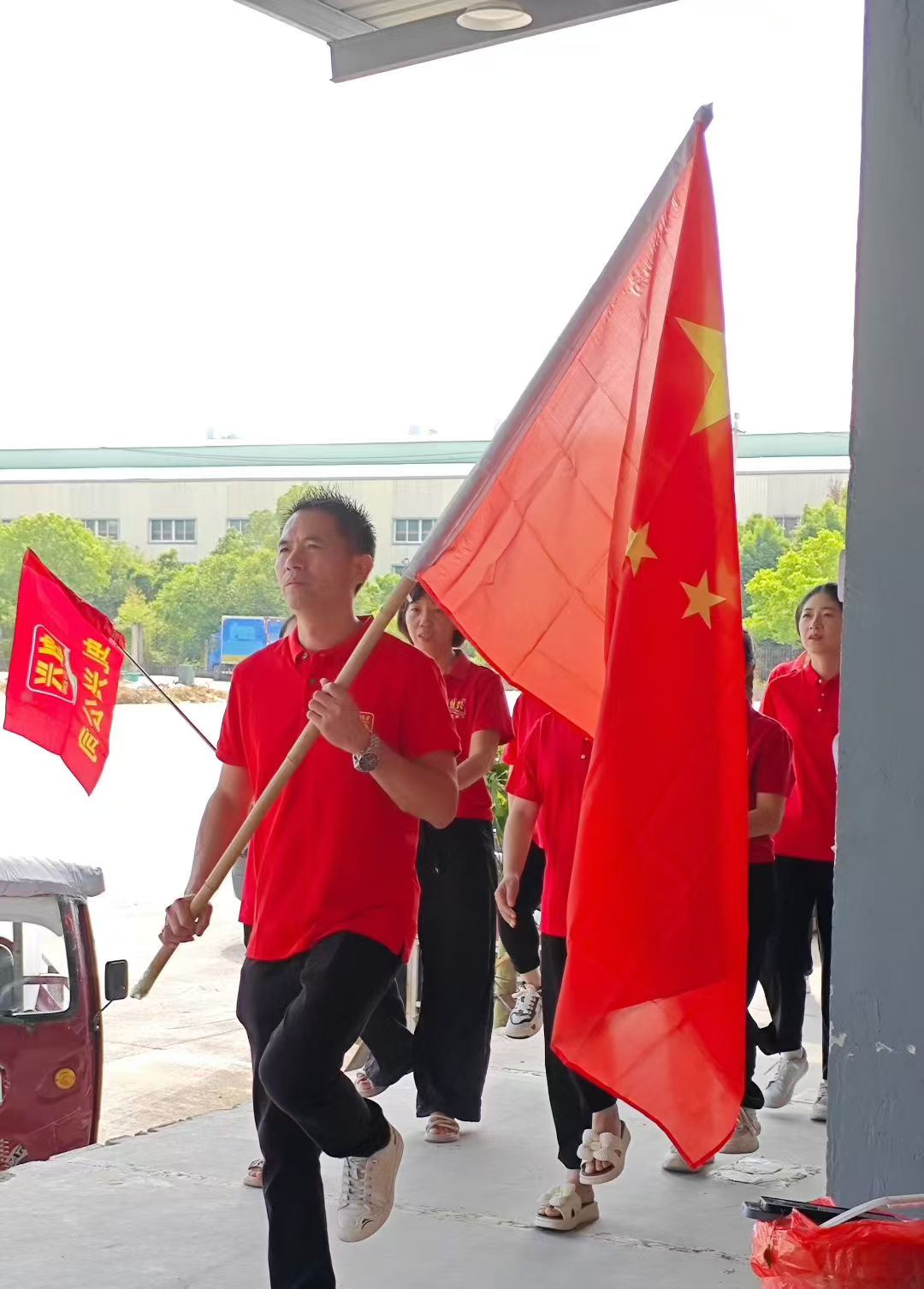 2025年9月3日虬興公司組織員工觀看閱兵直播，為祖國的繁榮昌盛感到自豪！